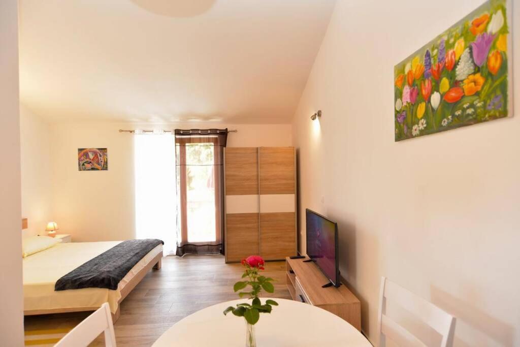 Apartment Vesna For 2, Free Parking And Wi-Fi Pola Esterno foto