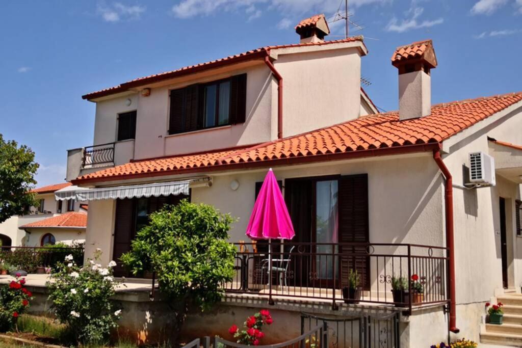 Apartment Vesna For 2, Free Parking And Wi-Fi Pola Esterno foto