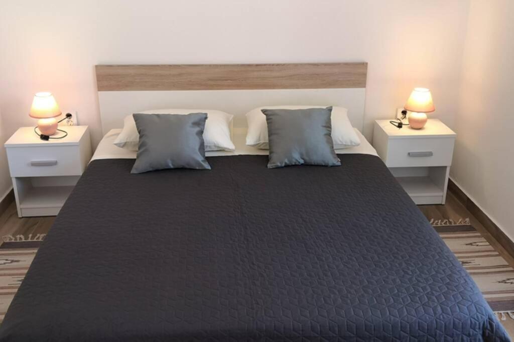 Apartment Vesna For 2, Free Parking And Wi-Fi Pola Esterno foto