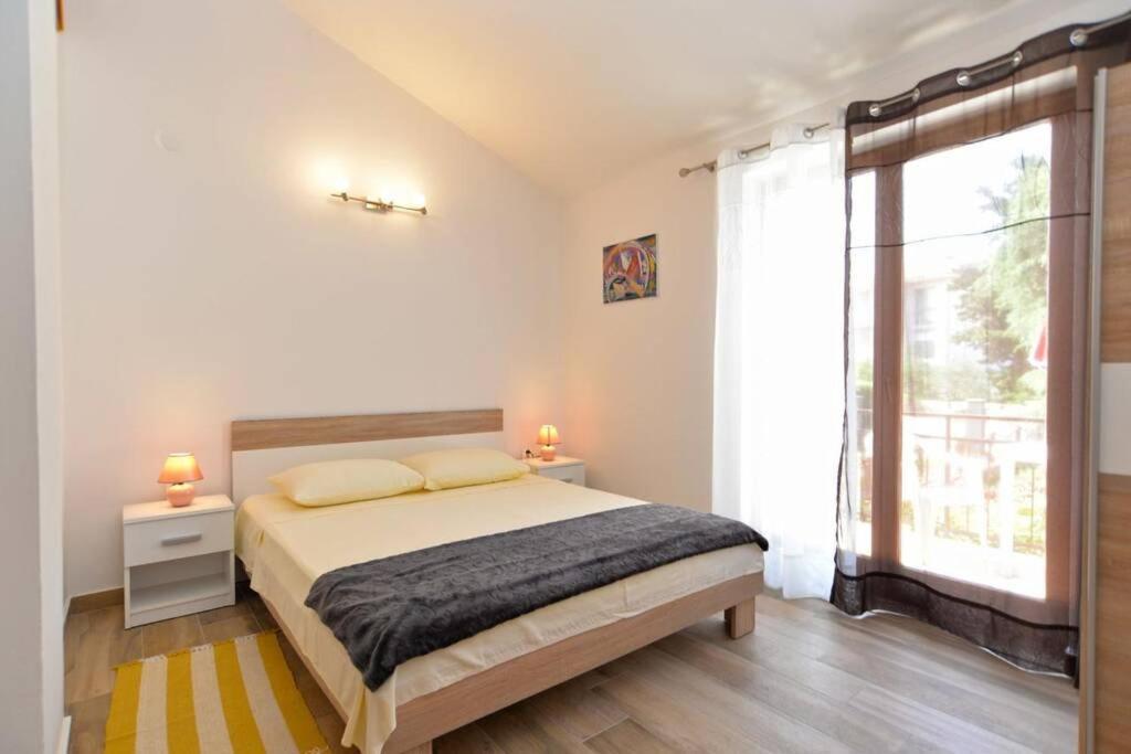 Apartment Vesna For 2, Free Parking And Wi-Fi Pola Esterno foto